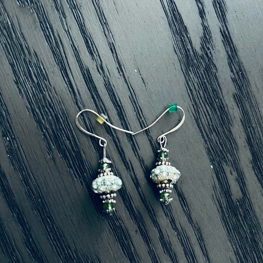 🦚 1928 Green Beaded Rhinestone Dangle Earrings